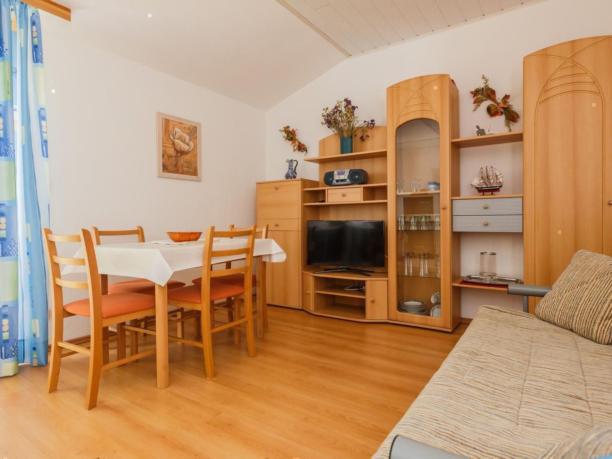 Wohnung mit Grill, Terrasse und Garten-Drinnen