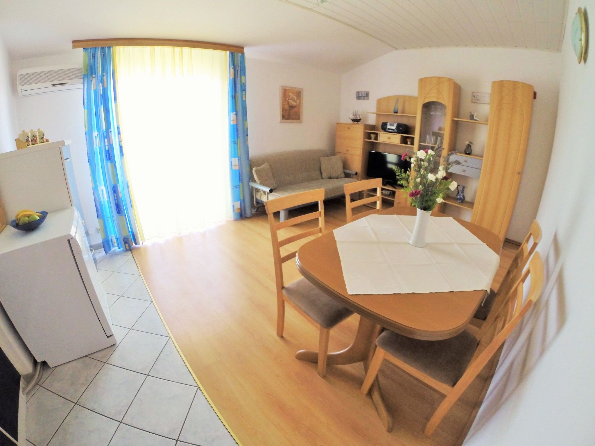 Wohnung mit Grill, Terrasse und Garten-Drinnen