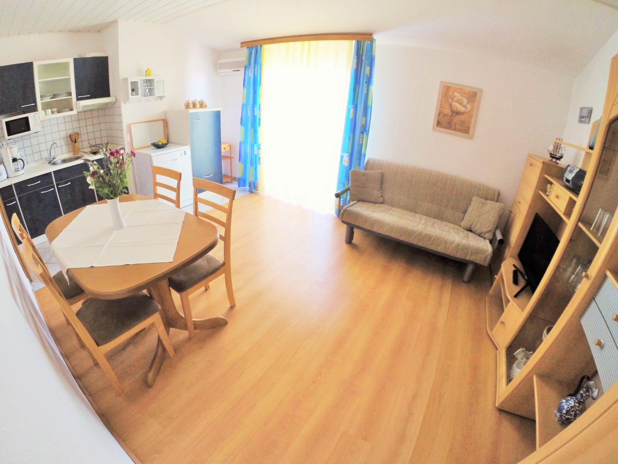 Wohnung mit Grill, Terrasse und Garten-Drinnen