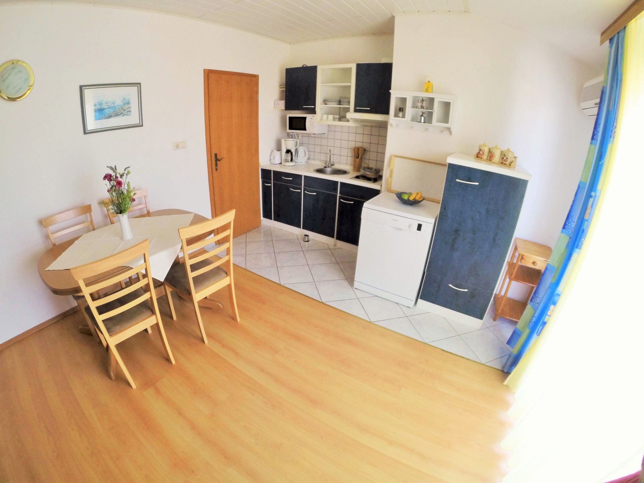 Wohnung mit Grill, Terrasse und Garten-Drinnen