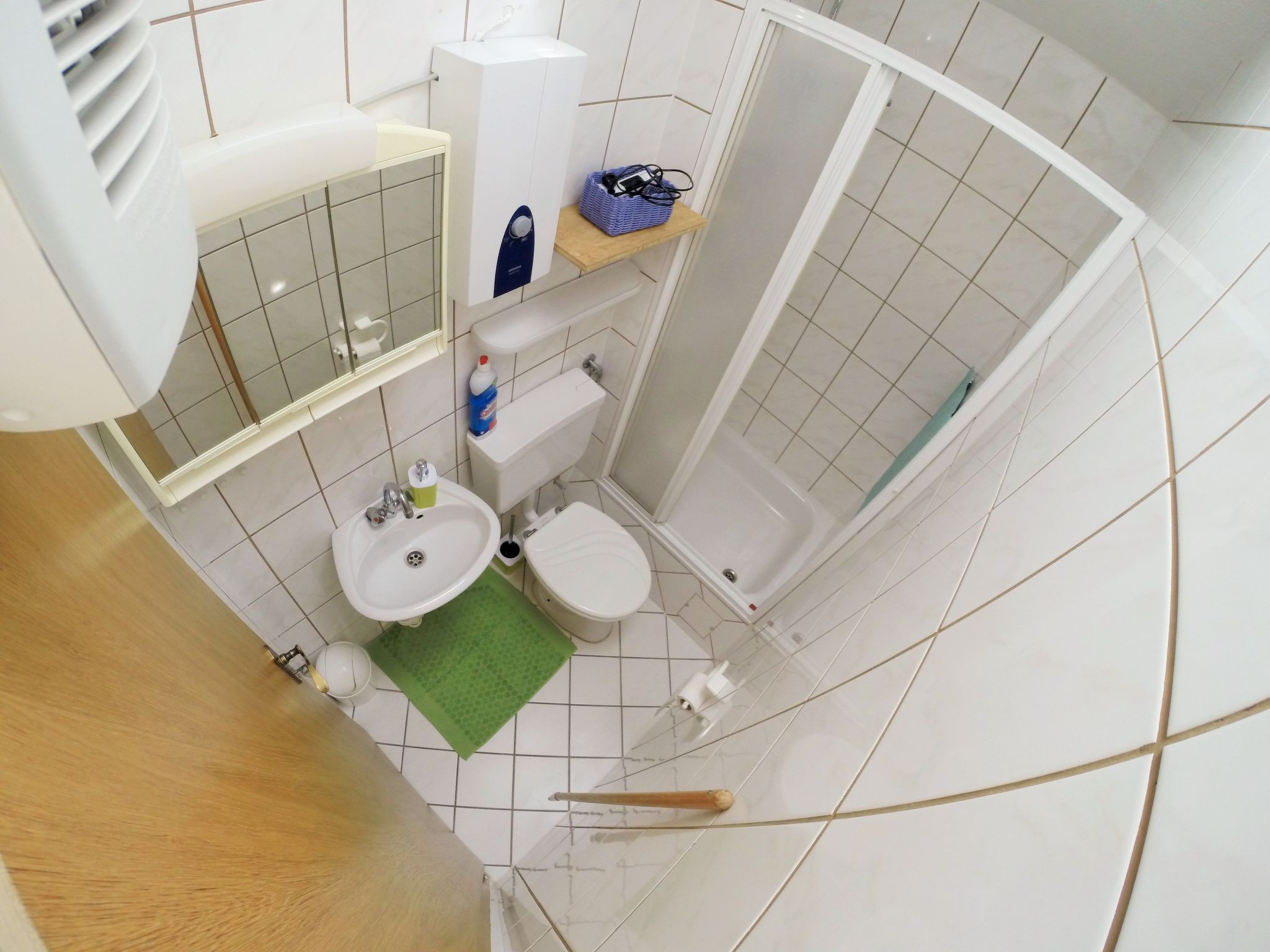 Wohnung mit Grill, Terrasse und Garten-Drinnen