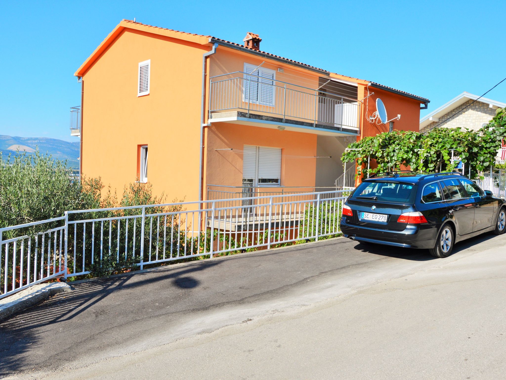 Wohnung mit Grill, Terrasse und Garten-Drinnen