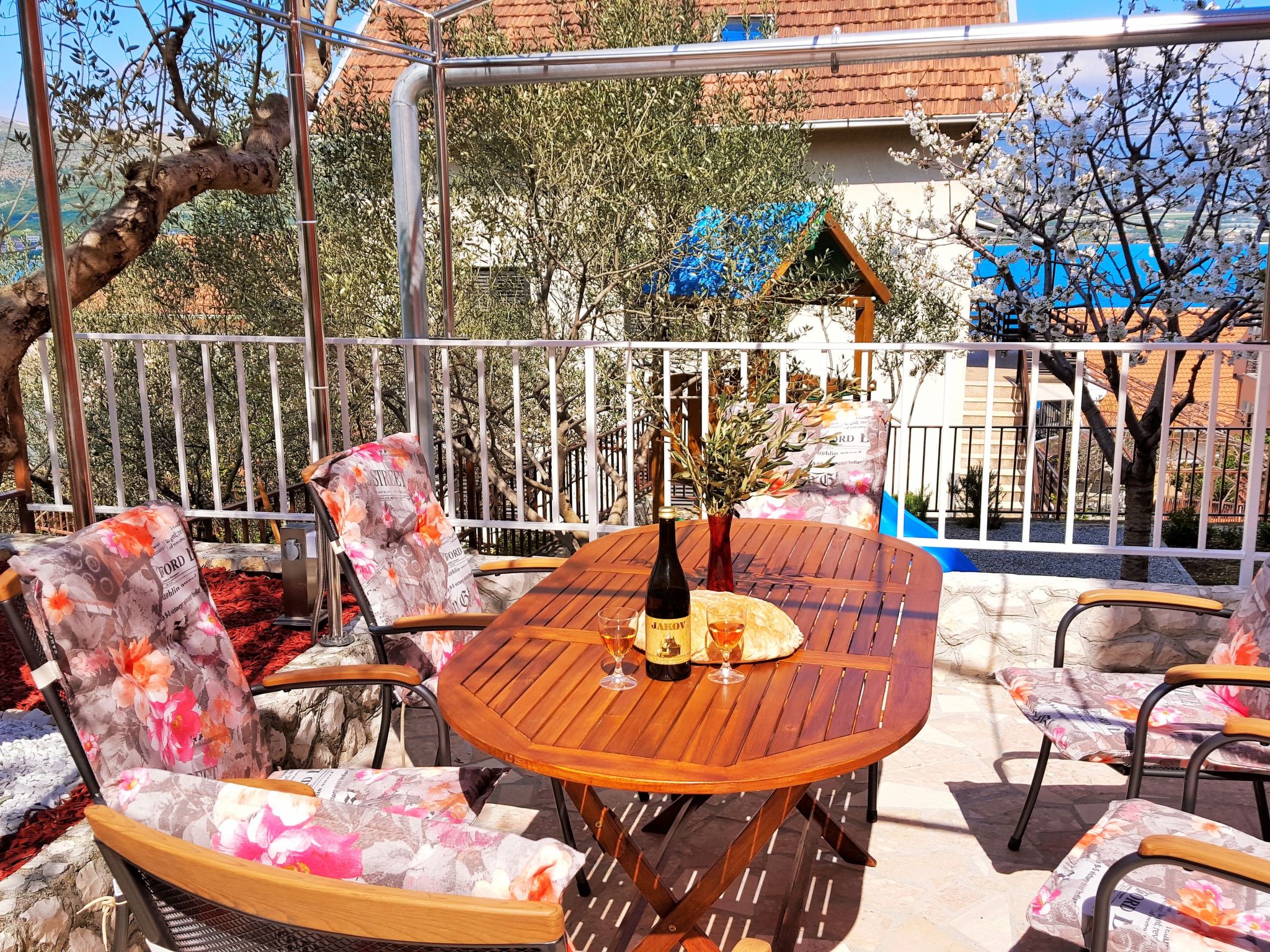 Erdgeschosswohnung mit viel Komfort und Terrasse-Drinnen