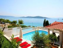 Vrijstaande villa met privé verwarmd zwembad op 30m van zee in Trogir - thumbnail 1