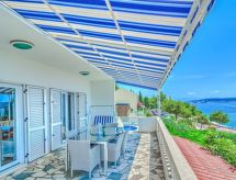 Vrijstaande villa met privé verwarmd zwembad op 30m van zee in Trogir - thumbnail 3