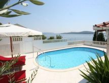 Vrijstaande villa met privé verwarmd zwembad op 30m van zee in Trogir - thumbnail 4