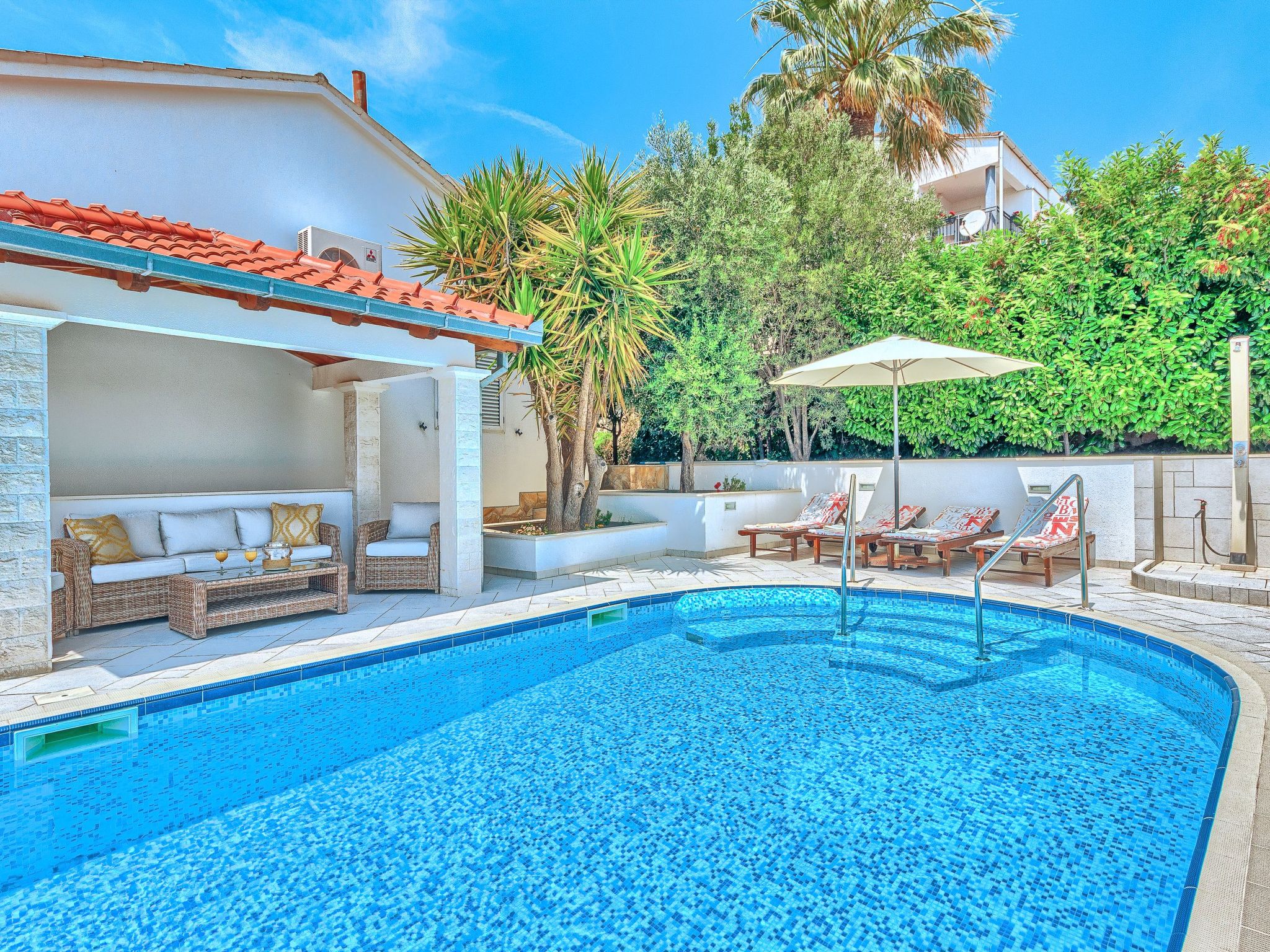 Mit Terrasse, Pool und Strandzugang - Image-tags.info