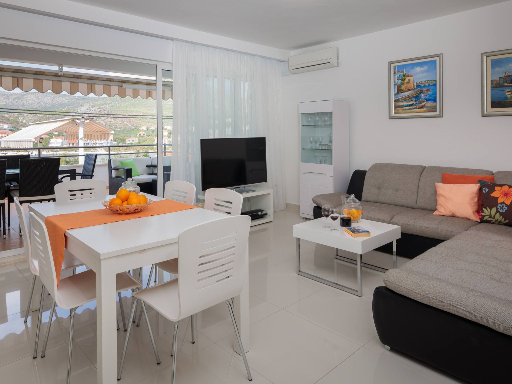 "Villa Silvio" mit Blick auf das Wasser-Inside