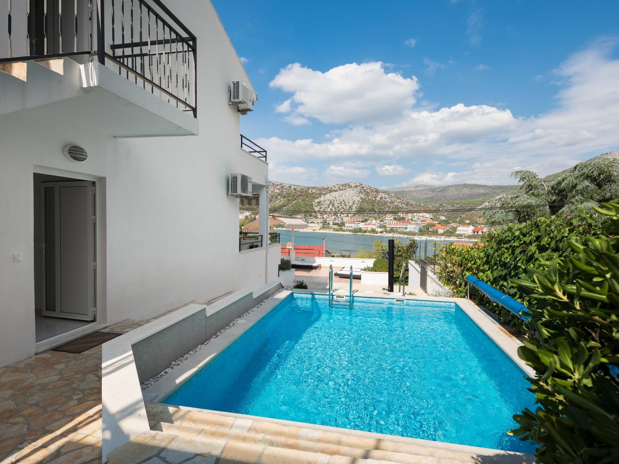 "Villa Silvio" mit Blick auf das Wasser-Image-tags.info