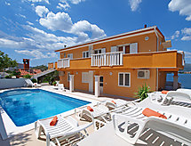 Strandappartement Mornar met verwarmd zwembad op 20 meter van zee in Arbanija - thumbnail 1