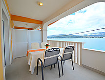 Strandappartement Mornar met verwarmd zwembad op 20 meter van zee in Arbanija - thumbnail 6