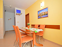 Strandappartement Mornar met verwarmd zwembad op 20 meter van zee in Arbanija - thumbnail 5