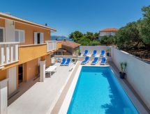 Strandappartement Mornar met verwarmd zwembad op 20 meter van zee in Arbanija - thumbnail 2