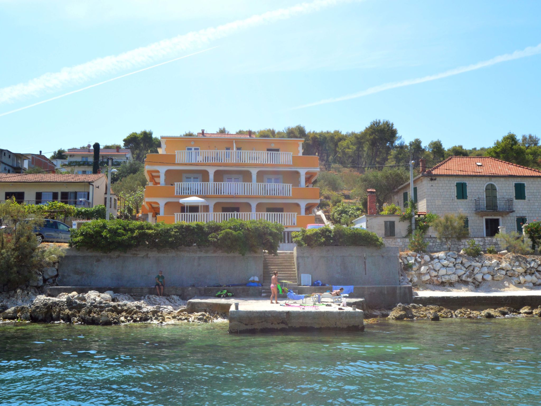 Strandappartement Mornar met verwarmd zwembad op 20 meter van zee in Arbanija - foto 14