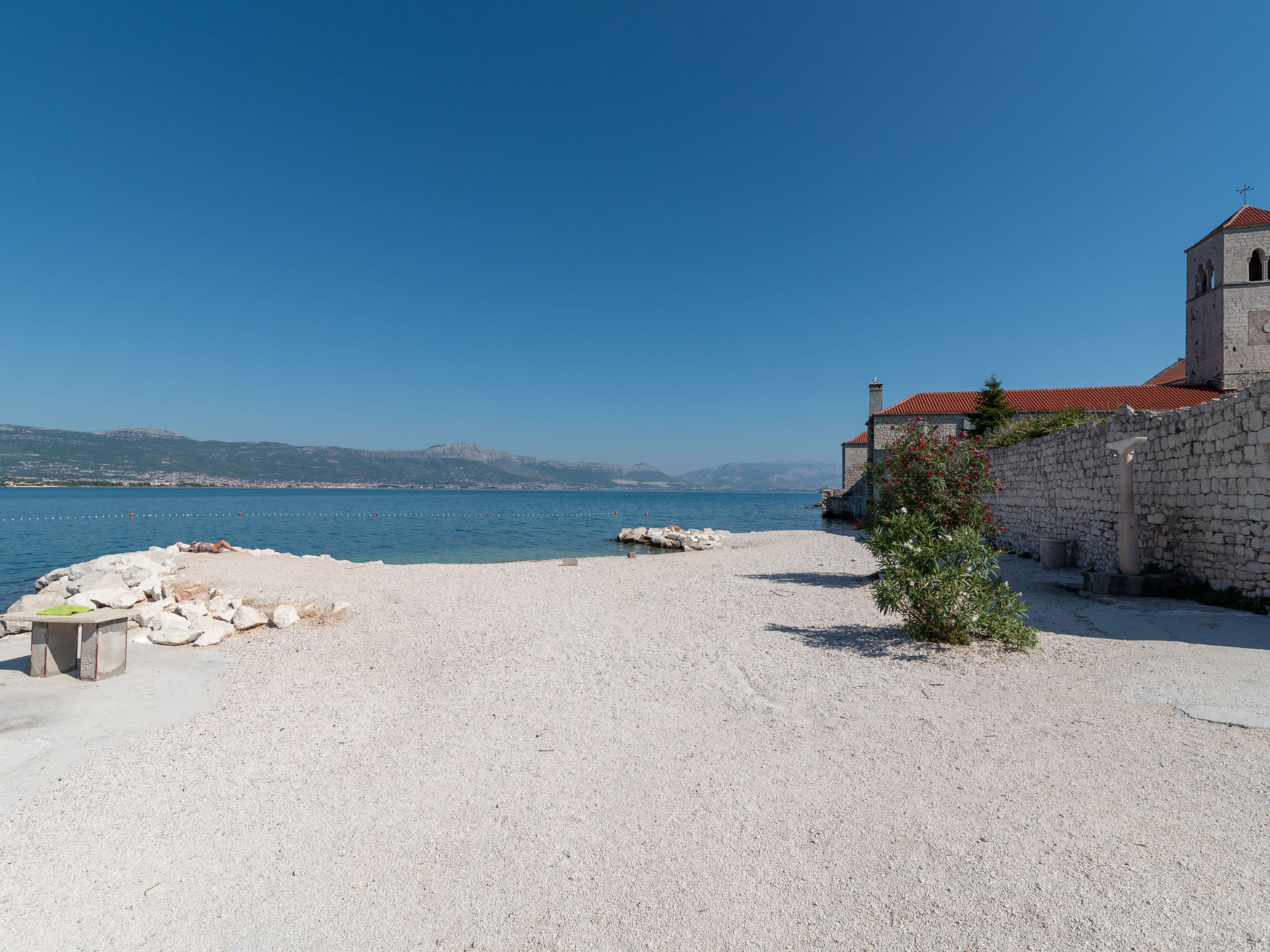 Strandappartement Mornar met verwarmd zwembad op 20 meter van zee in Arbanija - foto 21