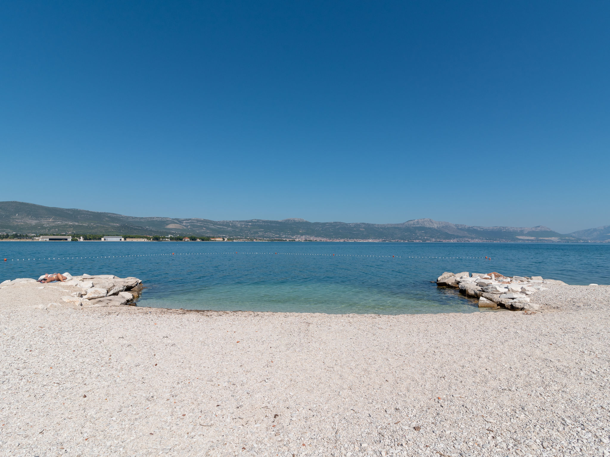 Strandappartement Mornar met verwarmd zwembad op 20 meter van zee in Arbanija - foto 23