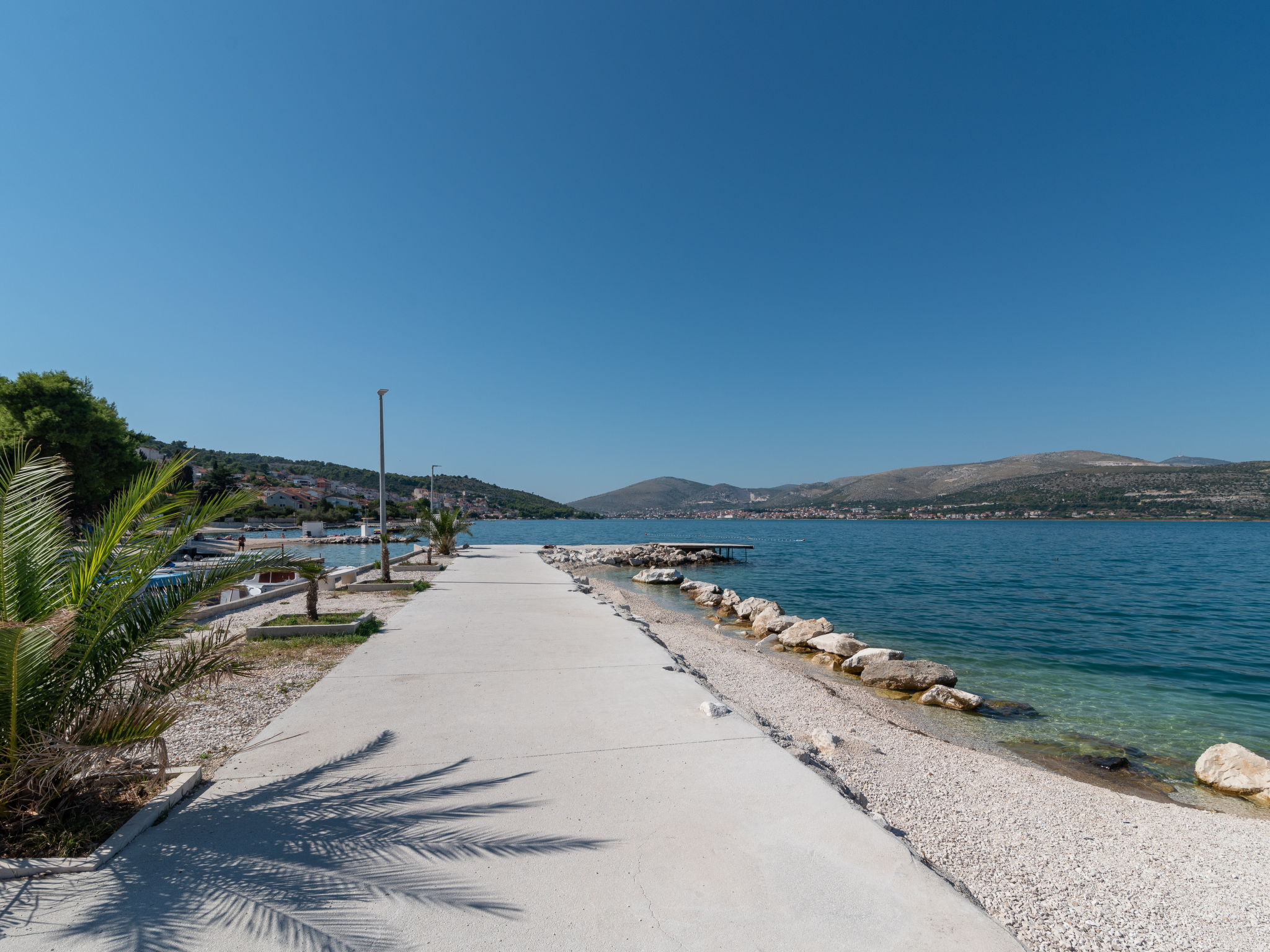 Strandappartement Mornar met verwarmd zwembad op 20 meter van zee in Arbanija - foto 24