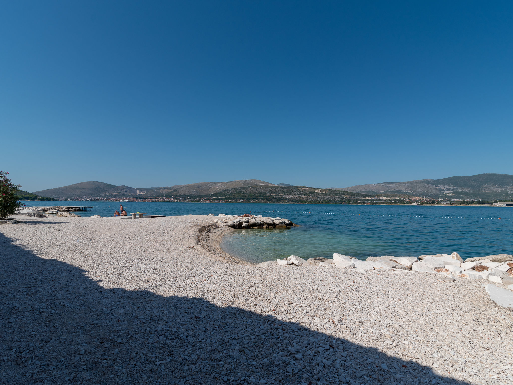 Strandappartement Mornar met verwarmd zwembad op 20 meter van zee in Arbanija - foto 25