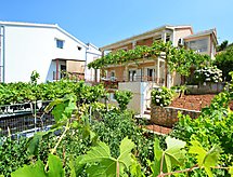 Vakantiehuis Snježana aan zee bij Trogir, 3 slaapkamers, zeezicht - thumbnail 1