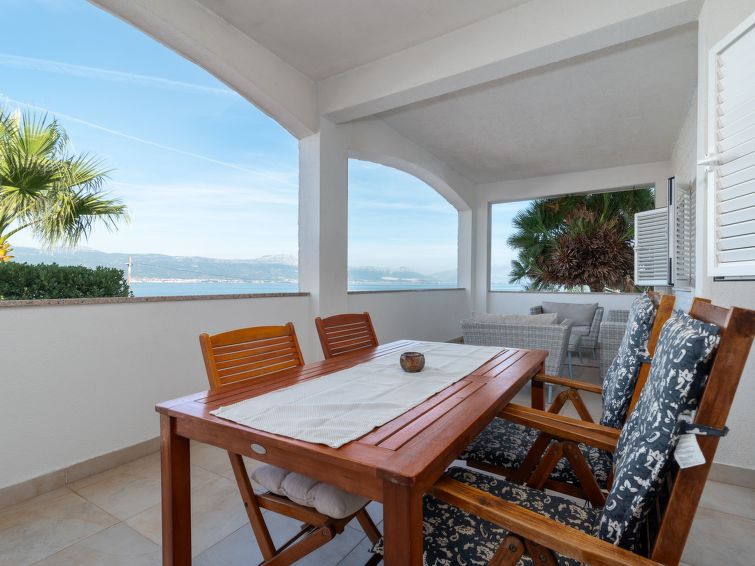 Aan zee gelegen appartement in Trogir/Arbanija voor 5 personen in Arbanija