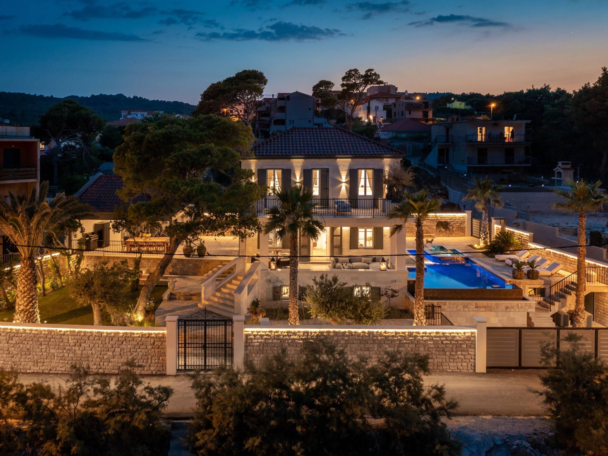 Welcome to Villa L'orizzonte, a pristine holiday house nestled in the charming surroundings of Slatine, Dalmatia. Just a stone's throw away from the sea, this stunning property promises an unforgettab..