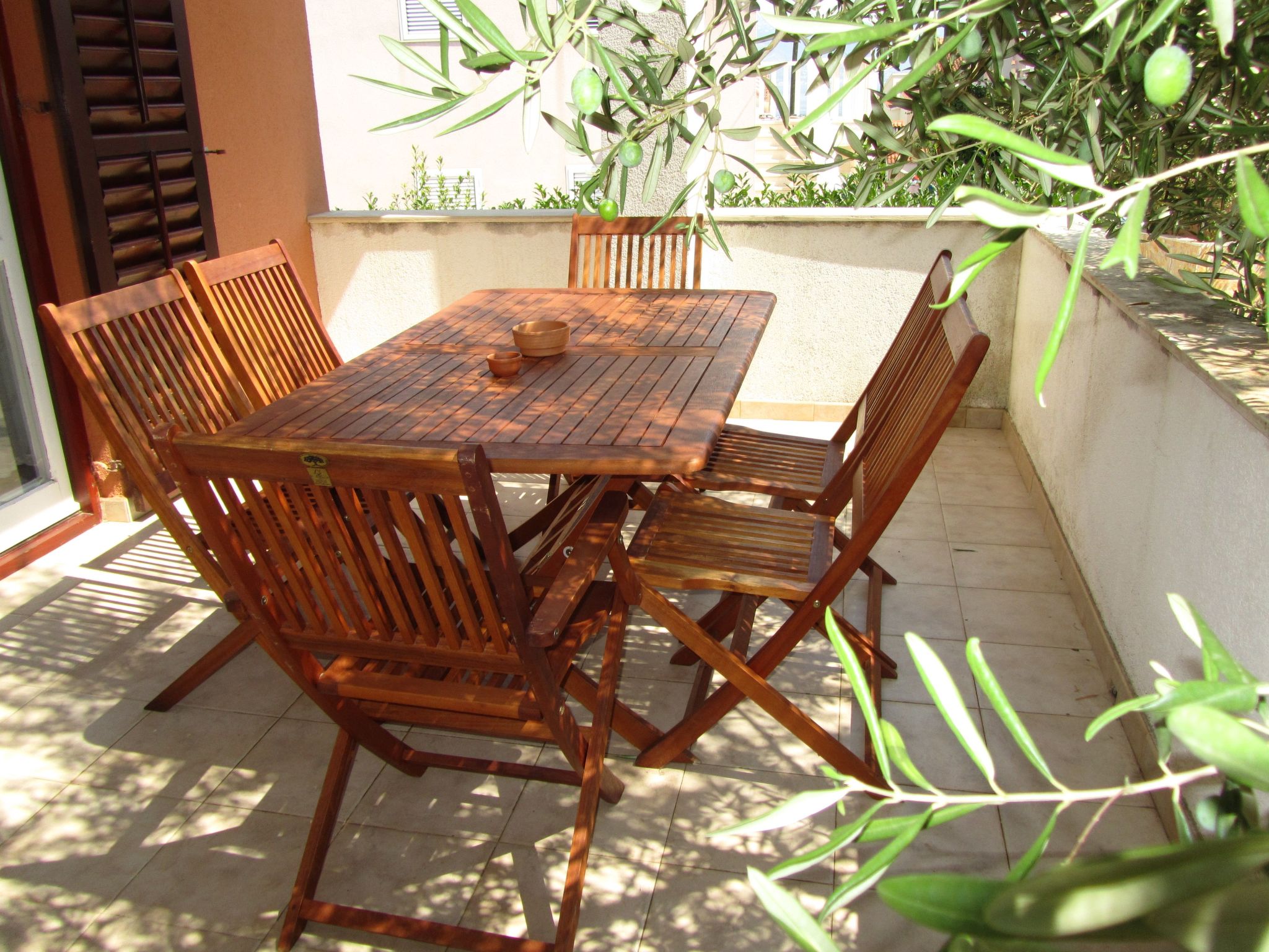 Über zwei Etagen mit Garten, Terrasse und zwei Balkonen-Buiten