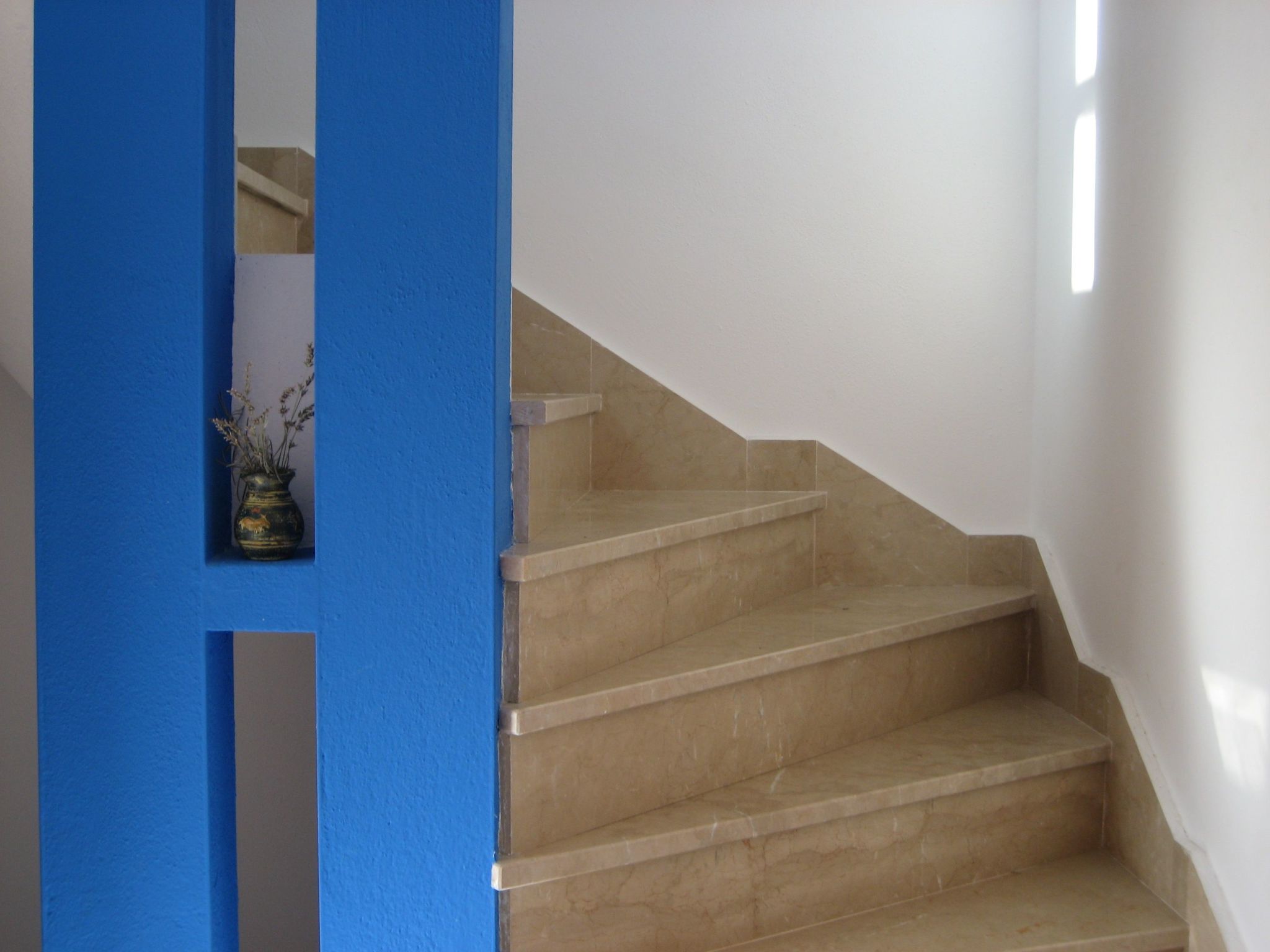 Über zwei Etagen mit Garten, Terrasse und zwei Balkonen-Binnen