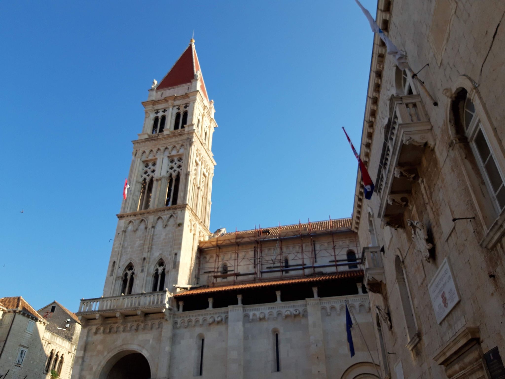 Über zwei Etagen mit Garten, Terrasse und zwei Balkonen-Buiten