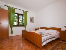 in Slatine mit Garten und Terrasse