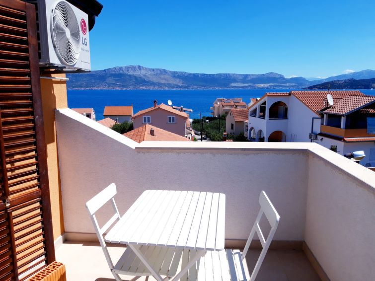 Aan zee: Modern appartement in Slatine, Trogir voor 5 personen in Slatine