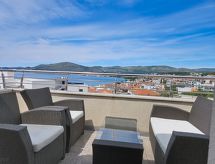 Zonnig appartement in centrum Okrug Gornji, vlakbij zee en strand - thumbnail 1