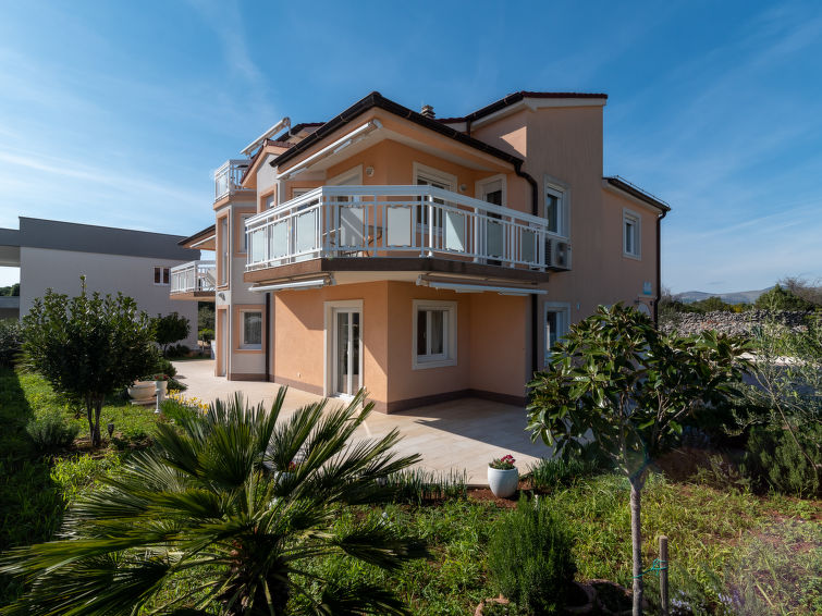 Aan zee: Comfortabel appartement in Villa Nikaroni, Trogir in Okrug Gornji