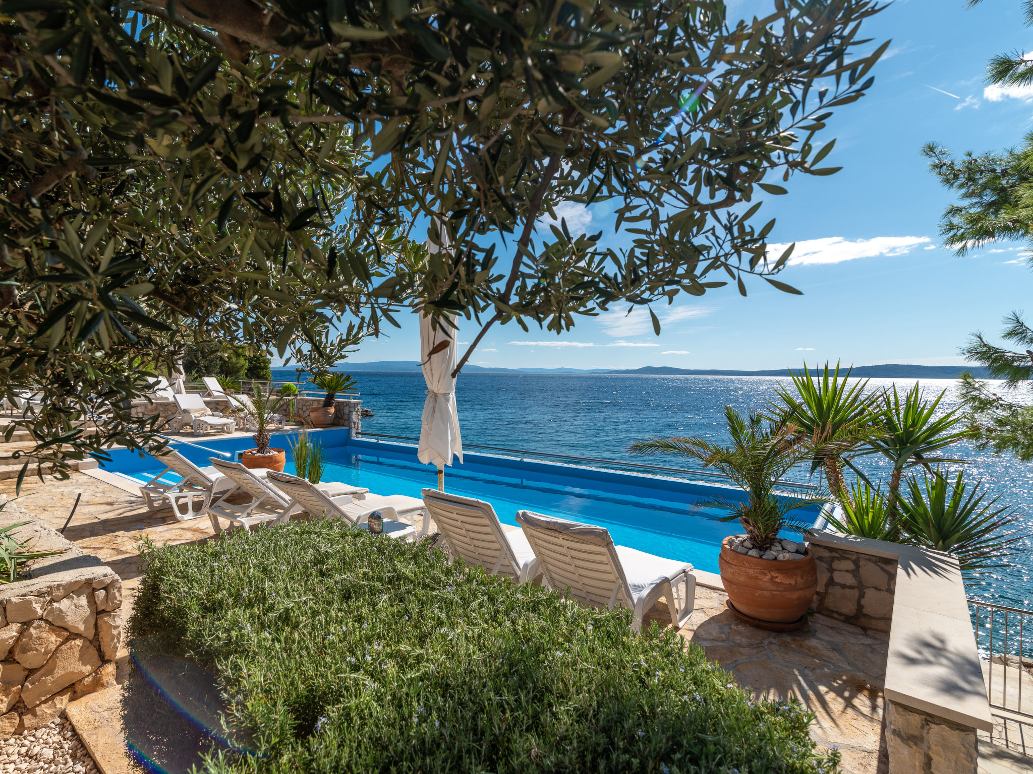 Villa Pinia: Direct aan zee bij Trogir met privézwembad en weids uitzicht - foto 17