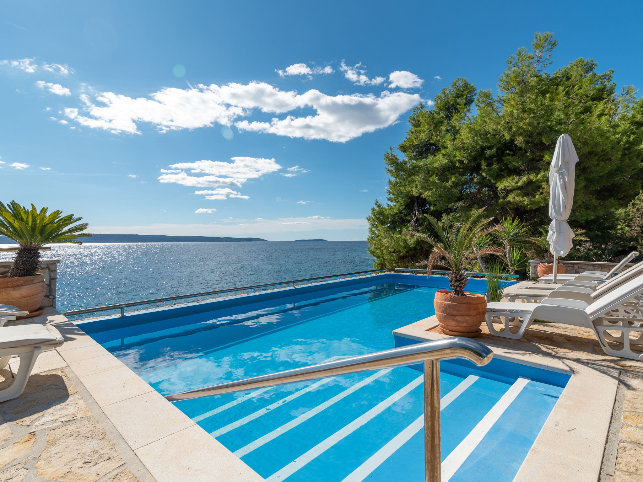 Appartement 3-kamers 65 m2, op de begane grond. Woon-/eetkamer met Sat-TV en air-conditioning. Uitgang naar het terras. 1 2-pers. kamer met air-conditioning. Uitgang naar het terras. 1 kamer met 2 bed..