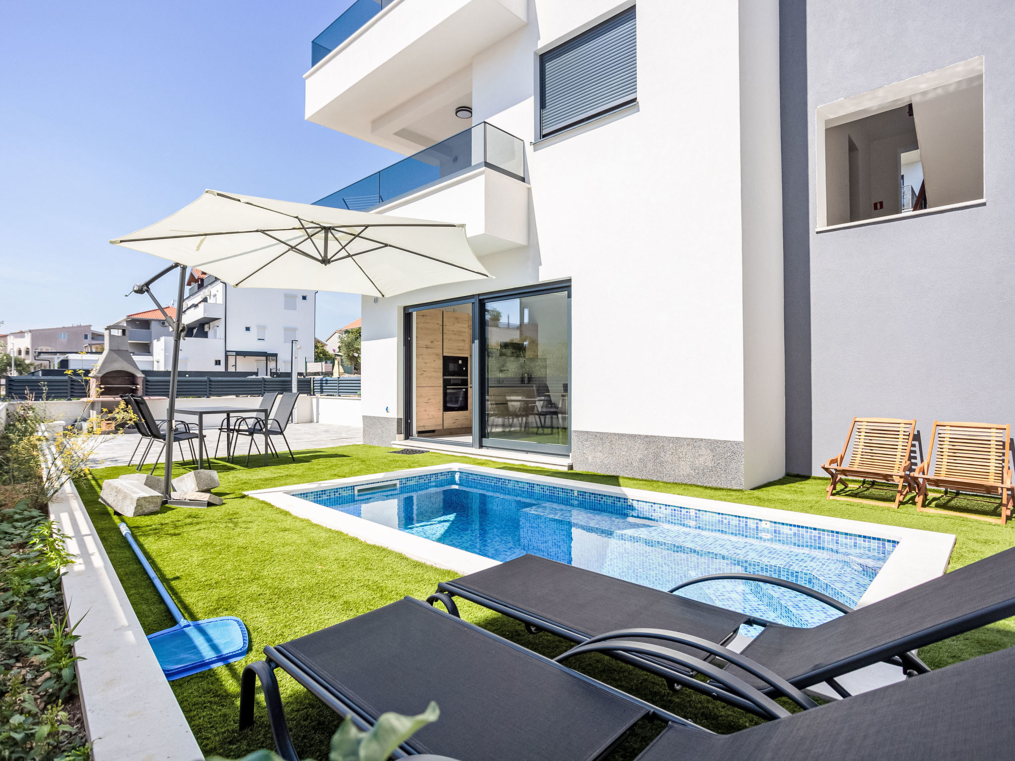 Sunny Pool-Dedans