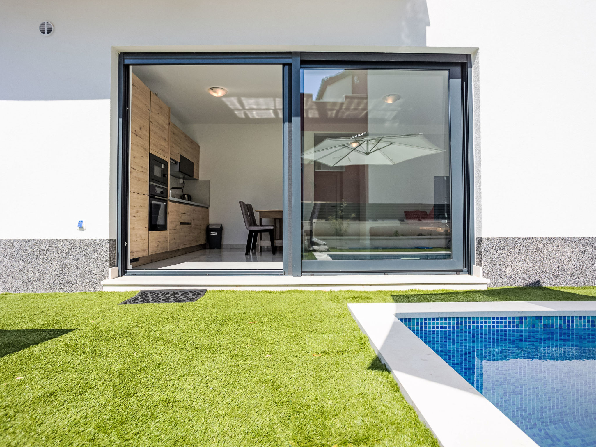 Sunny Pool-Dedans
