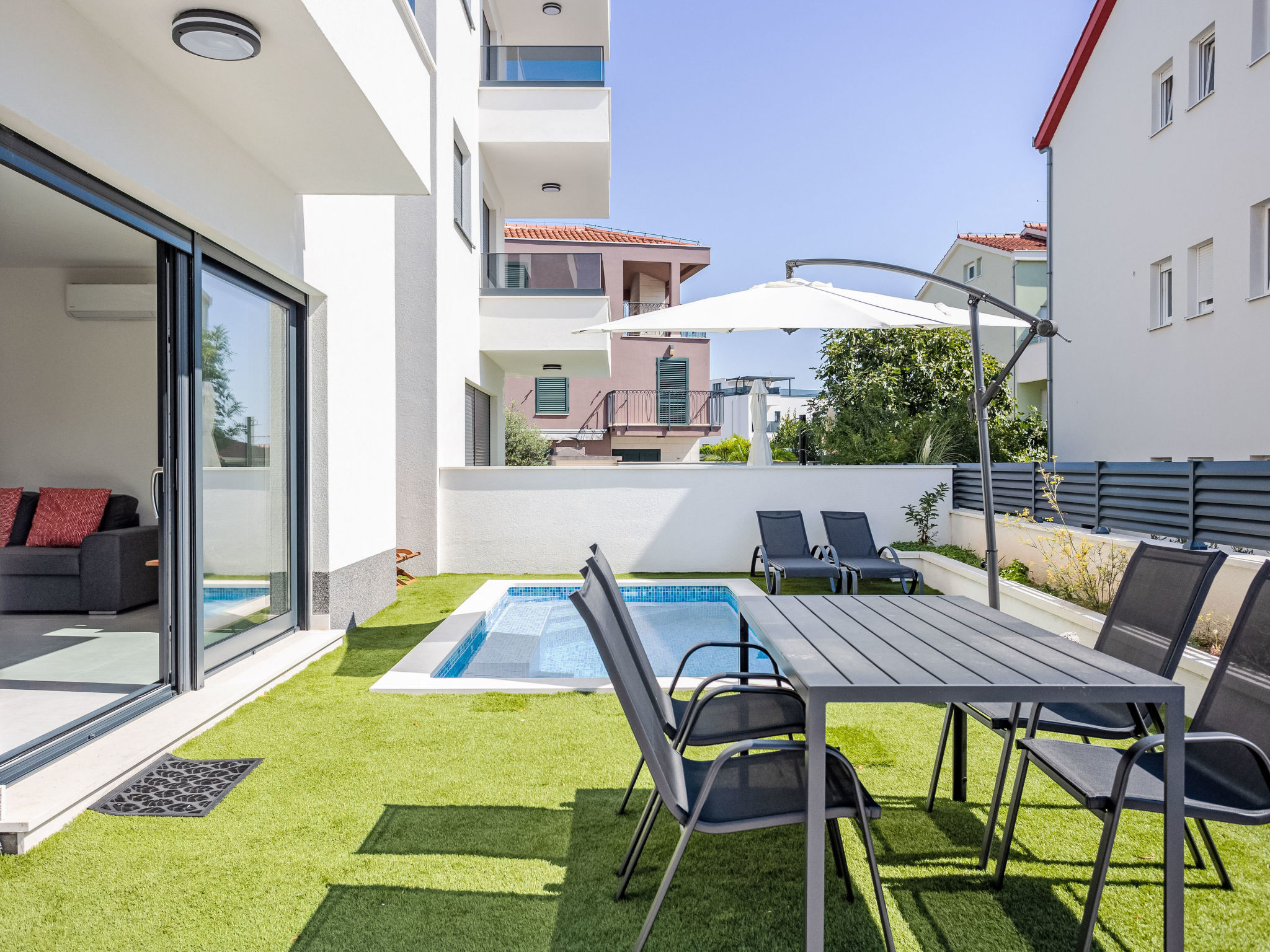 Sunny Pool-Dedans