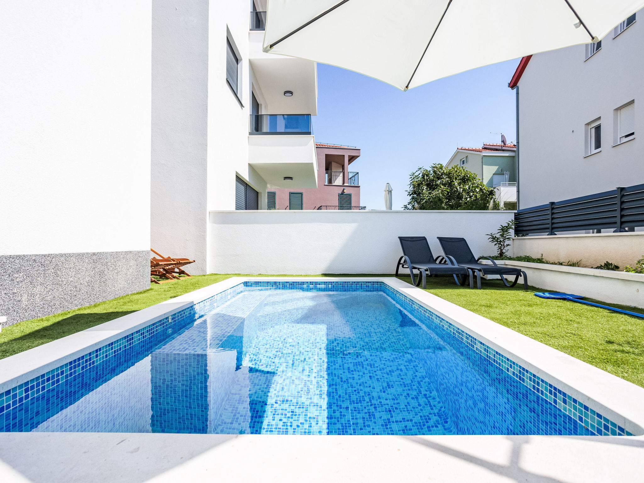 Sunny Pool-Dedans