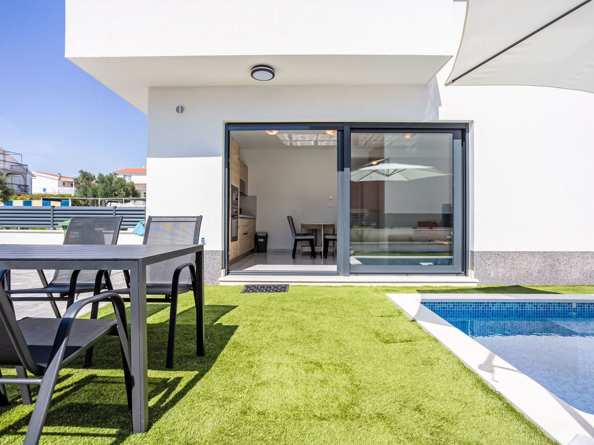Sunny Pool-Dehors
