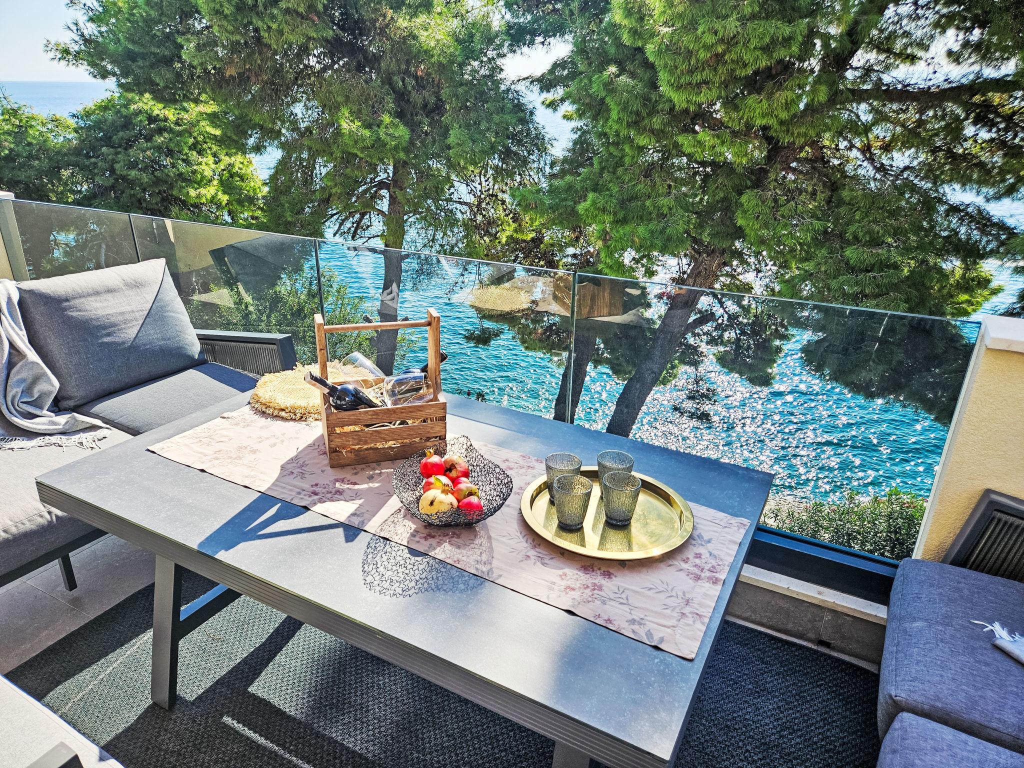 Appartement 5-kamers 130 m2 op de 1e verdieping, op het zuiden gelegen. Mooi en stijlvol ingericht: woon-/eetkamer met Sat-TV (Flatscreen TV), air-conditioning. Uitgang naar het balkon. 1 kamer met 2 ..