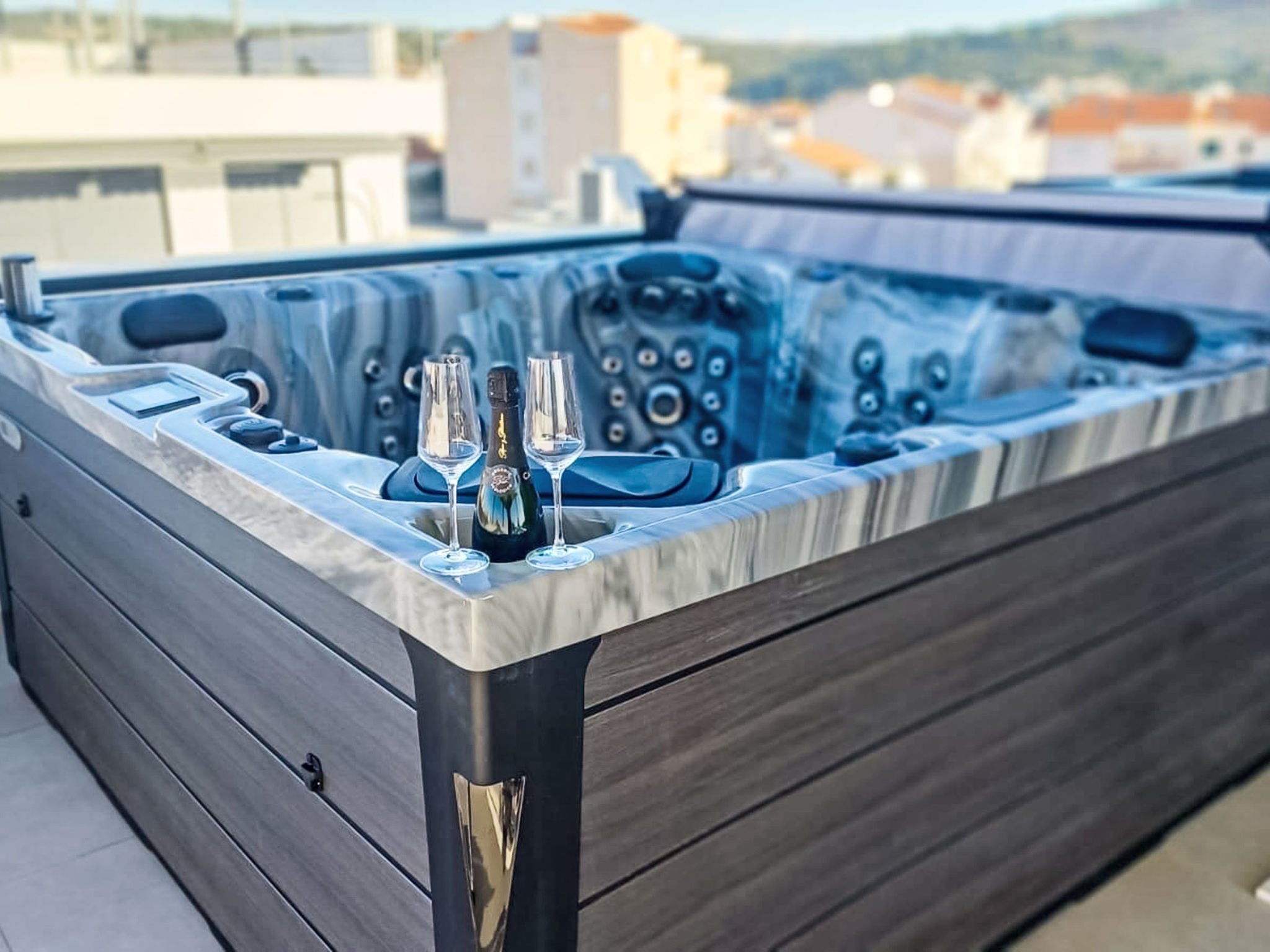 "Sunny Terrace II", appartement 3-kamers 51 m2 op de 2e verdieping, op het zuiden gelegen. Woon-/eetkamer met 1 divanbed (120 cm, lengte 200 cm), Sat-TV (Flatscreen TV), air-conditioning. Uitgang naar..