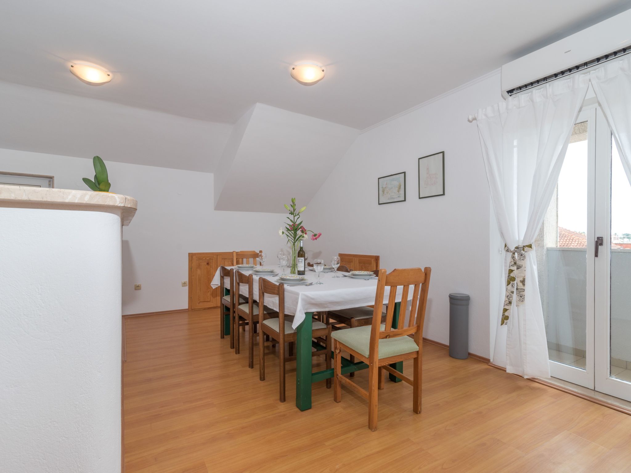 "Emelie" mit Blick auf das Wasser