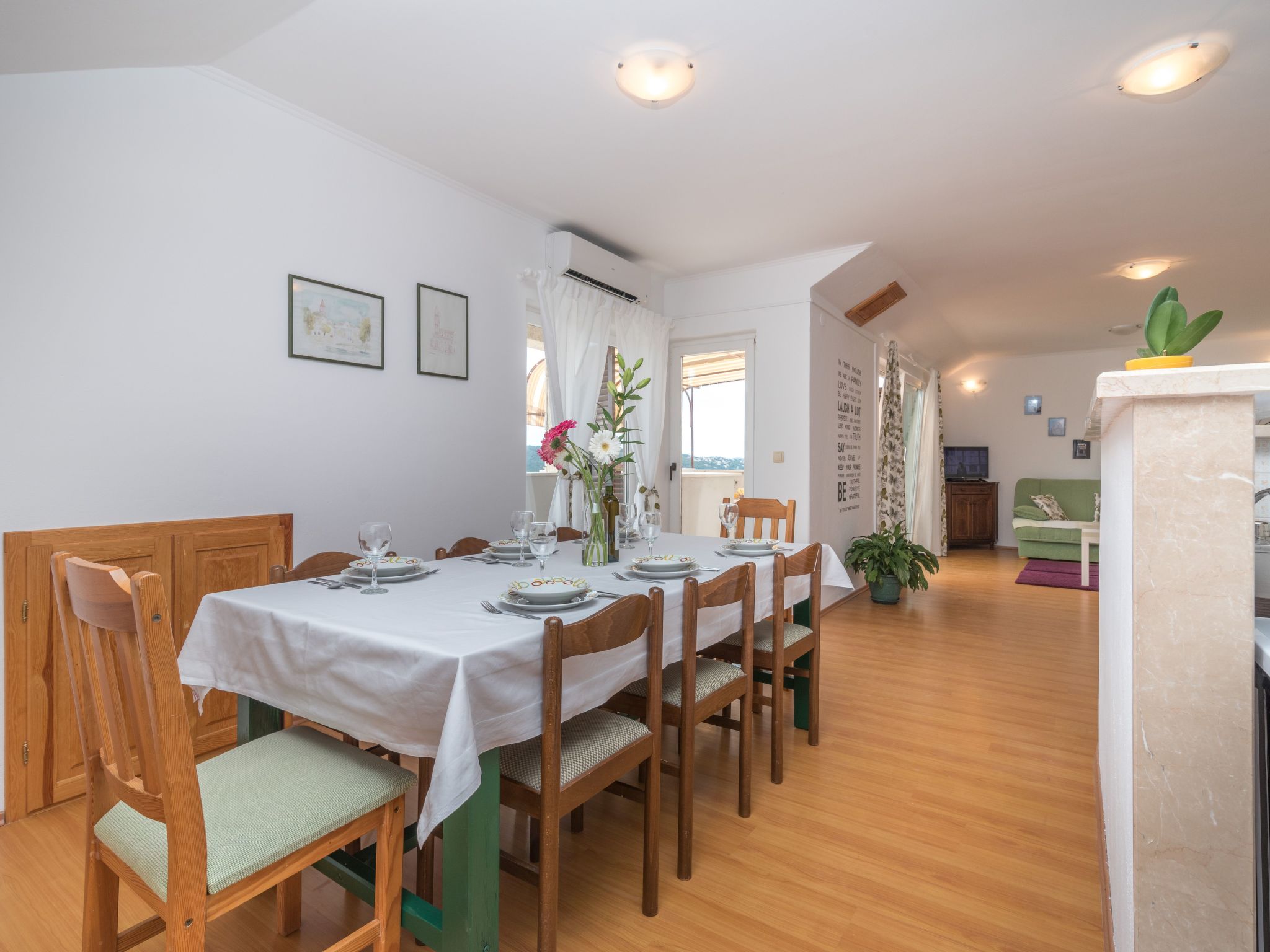 "Emelie" mit Blick auf das Wasser-Image-tags.info