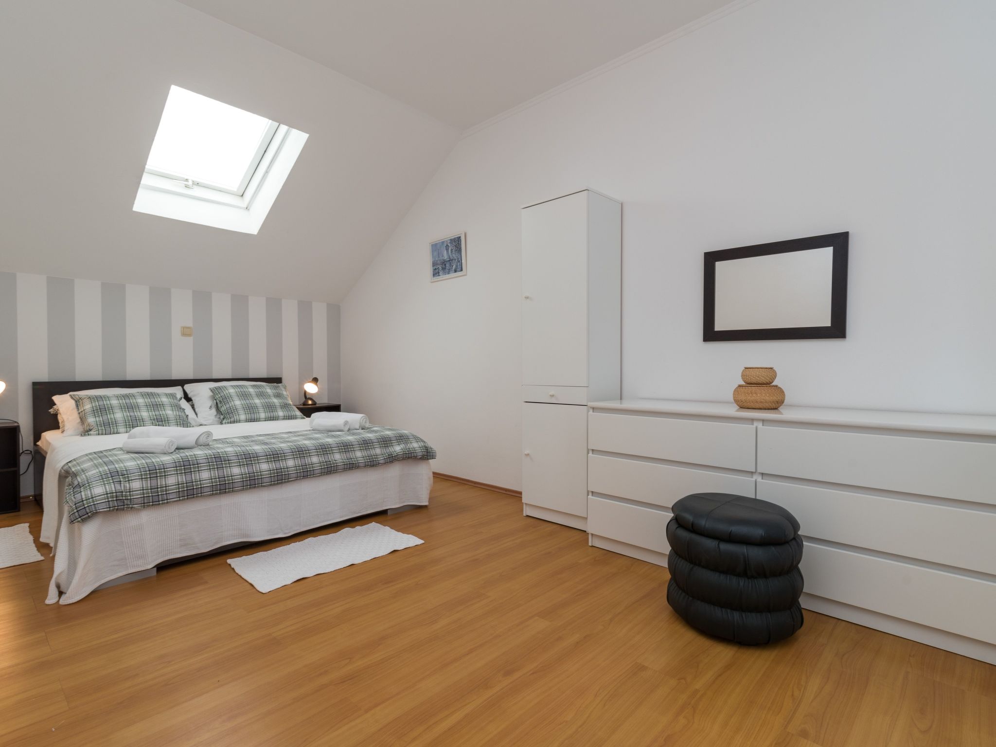 "Emelie" mit Blick auf das Wasser-Image-tags.info