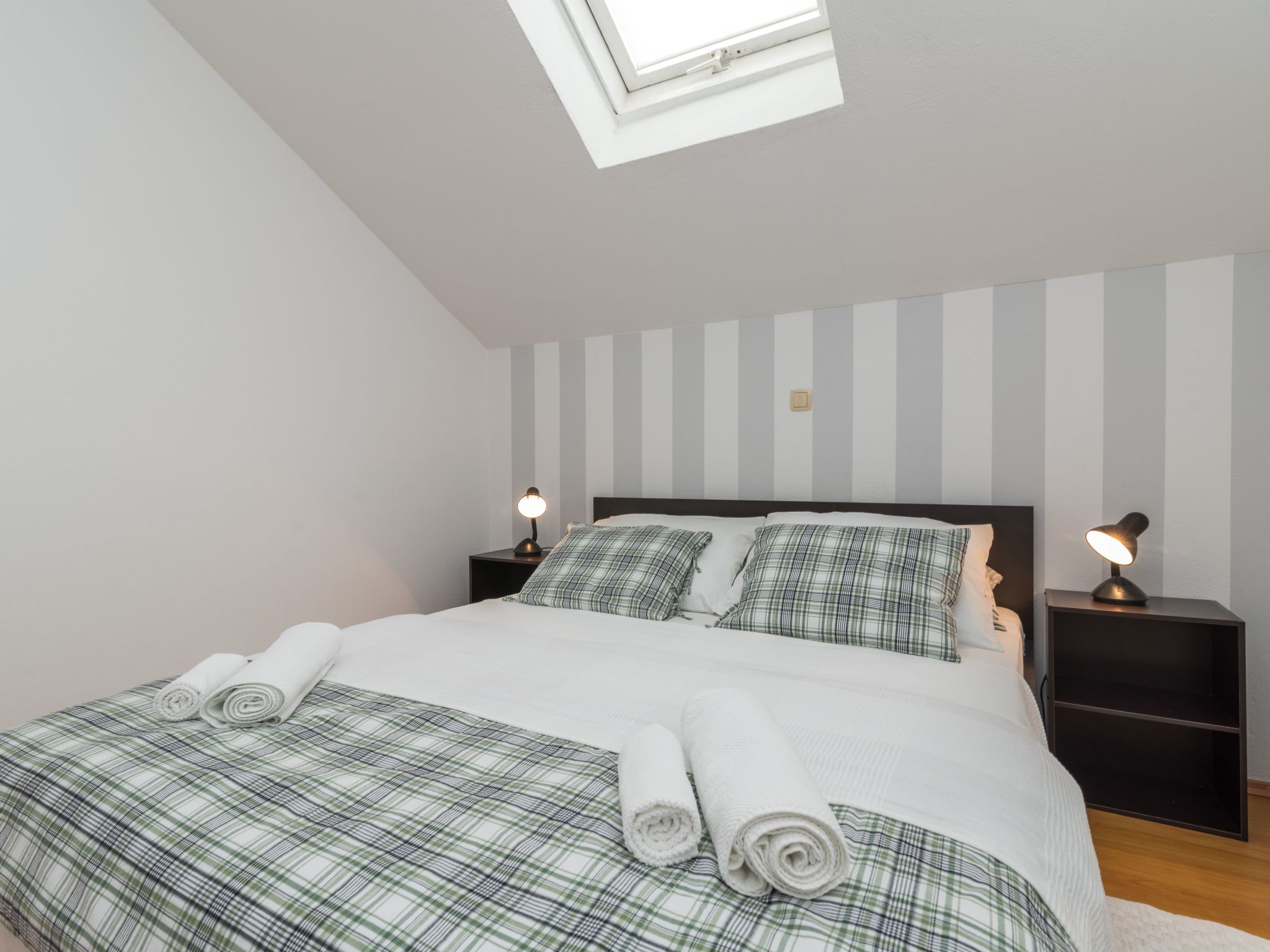 "Emelie" mit Blick auf das Wasser-Image-tags.info