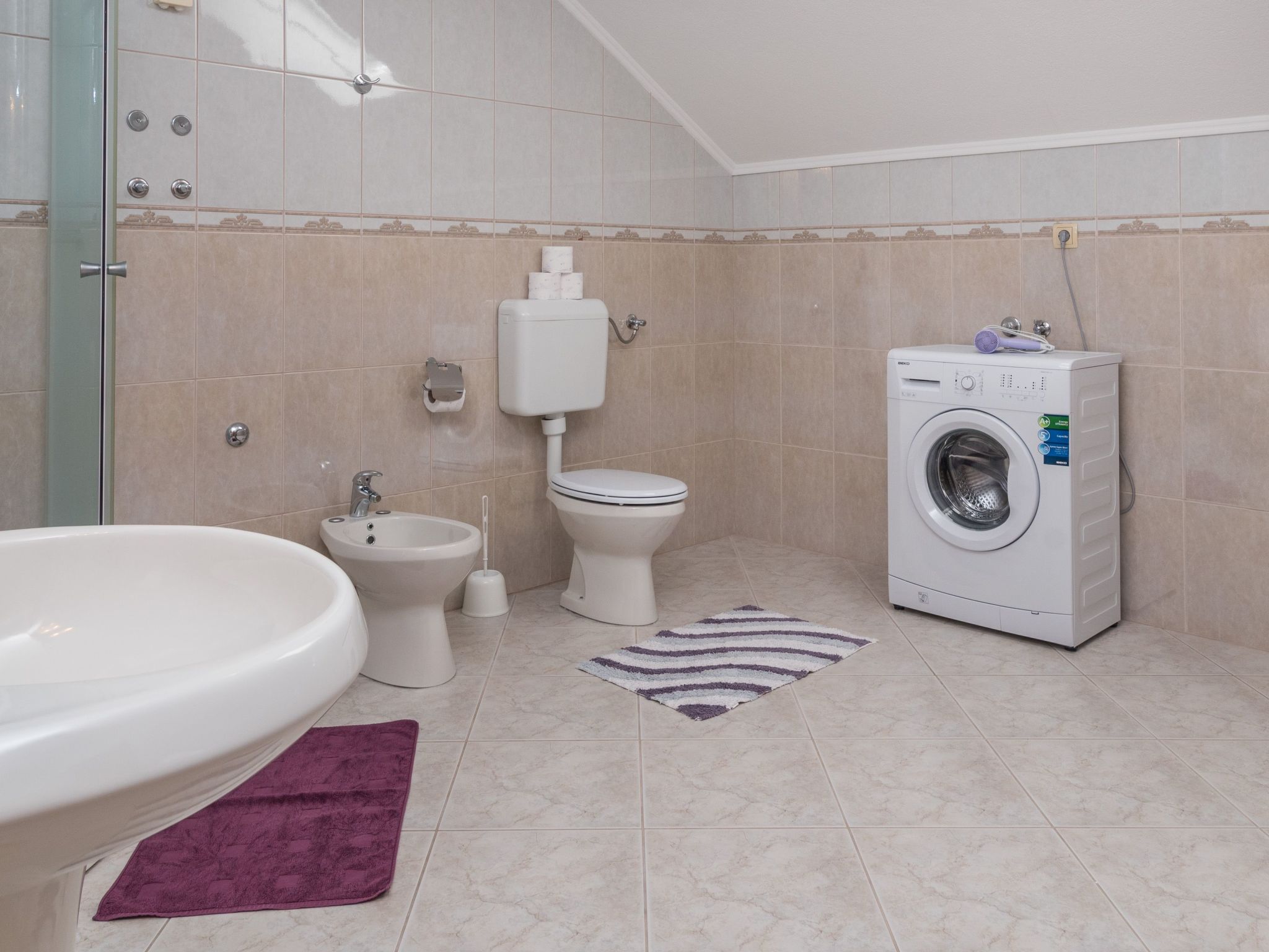 "Emelie" mit Blick auf das Wasser-Image-tags.info