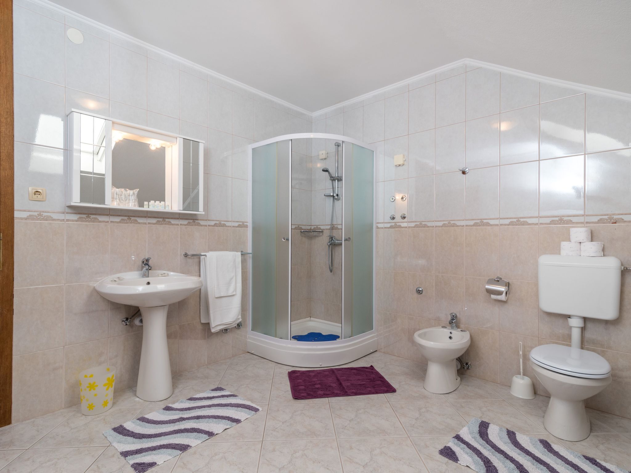 "Emelie" mit Blick auf das Wasser-Image-tags.info