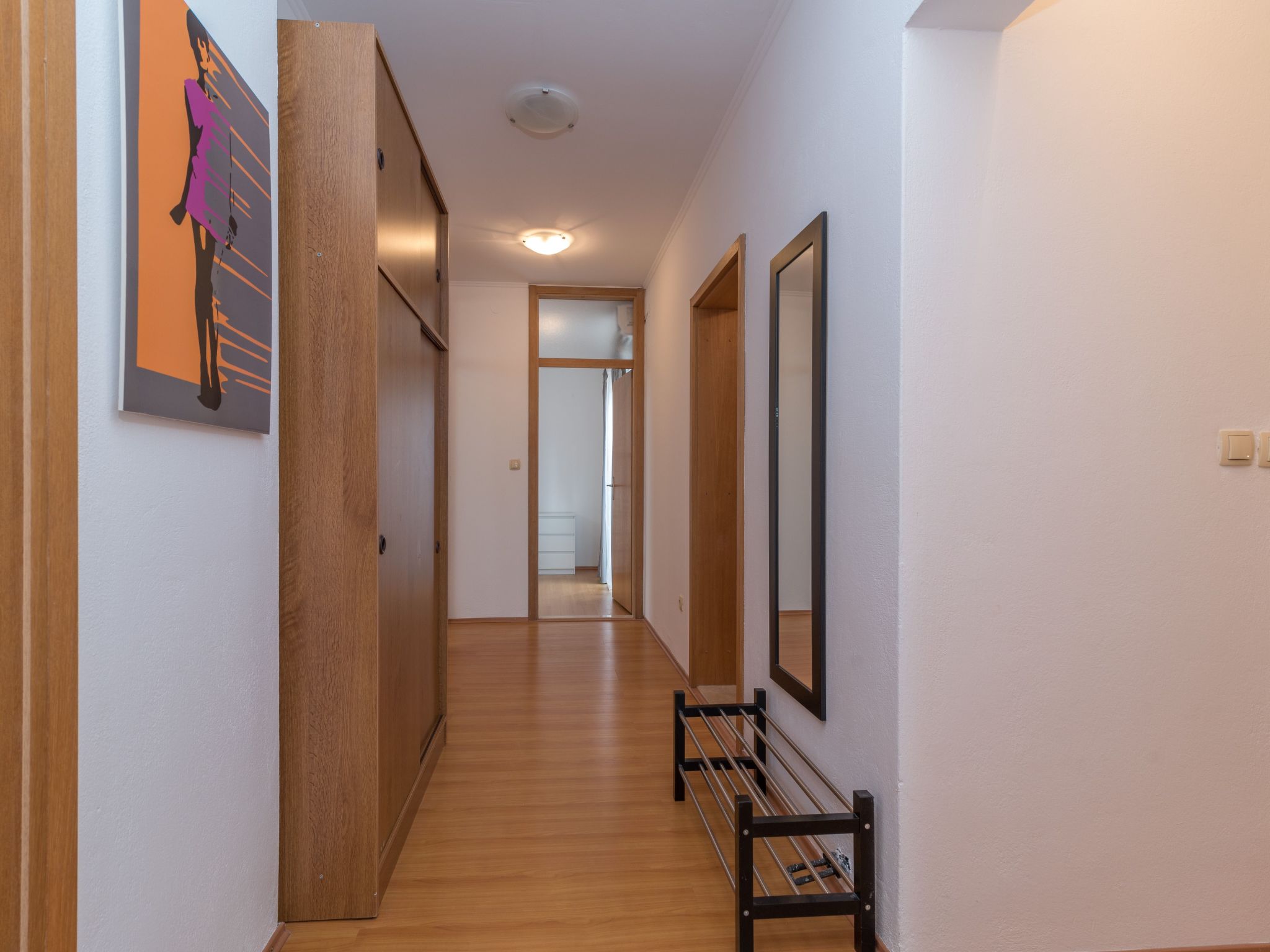 "Emelie" mit Blick auf das Wasser-Image-tags.info