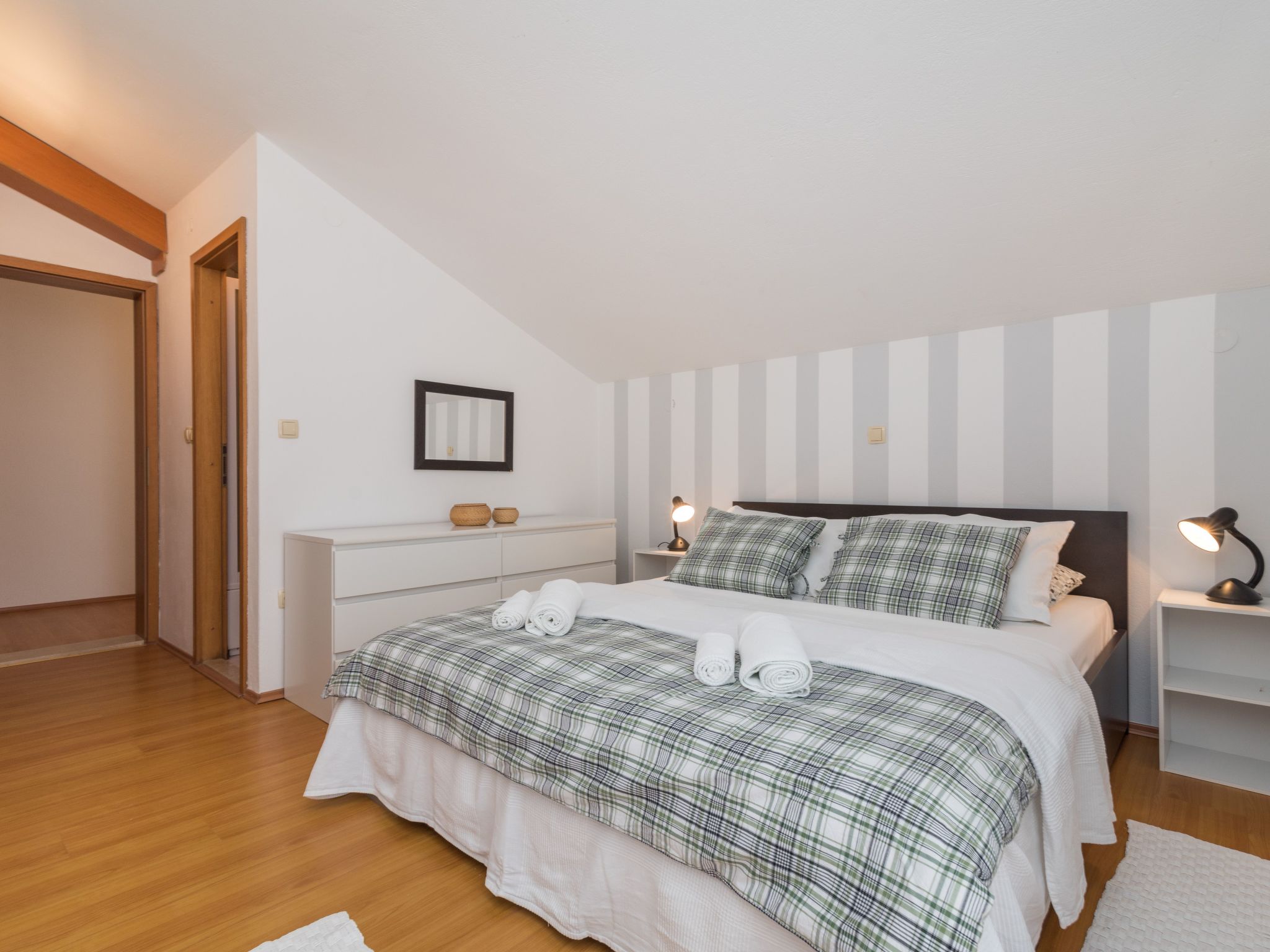 "Emelie" mit Blick auf das Wasser-Image-tags.info