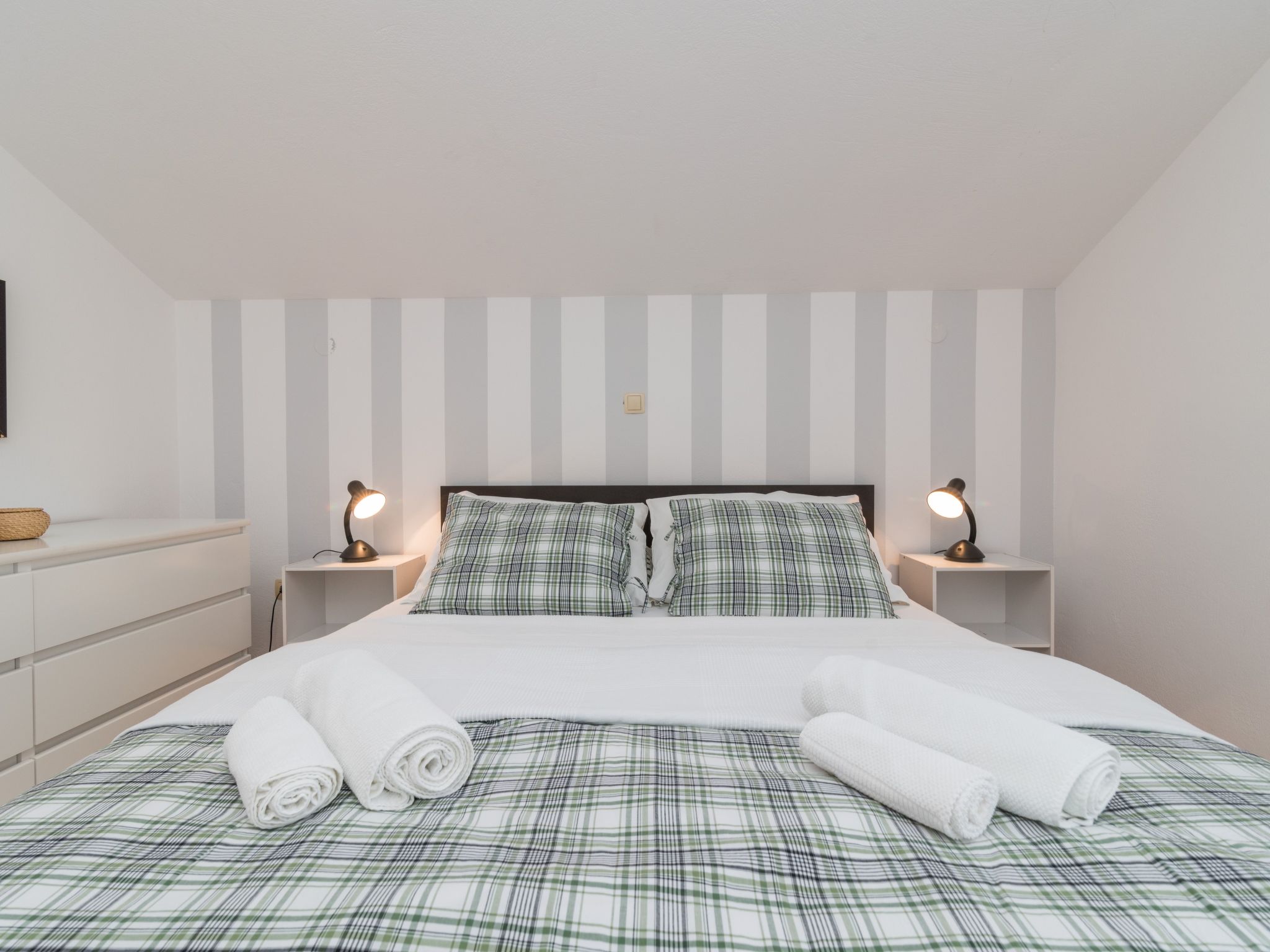 "Emelie" mit Blick auf das Wasser-Image-tags.info